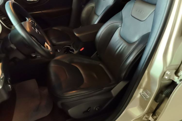 Used Jeep Cherokee 2016 2.4L Professional Smart Version Left Front Seat
