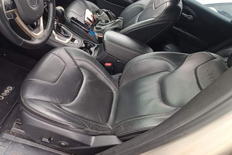 Used Jeep Cherokee 2016 2.4L Leading Smart Version Left Front Seat