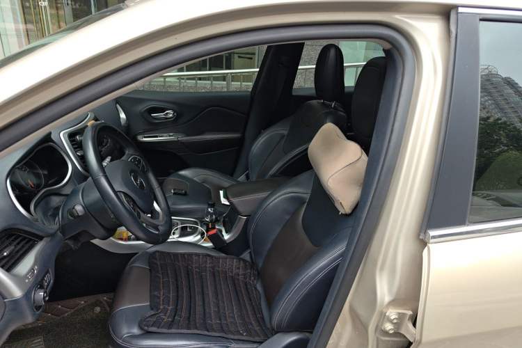Used Jeep Cherokee 2016 2.4L Leading Edition Left Front Seat