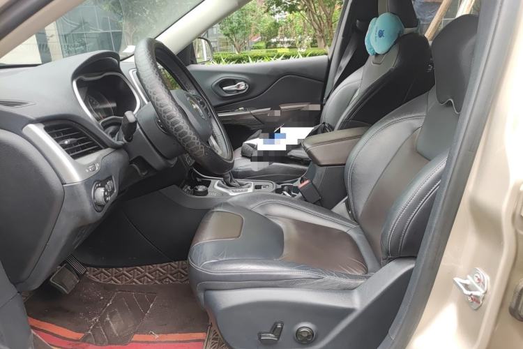 Used Jeep Cherokee 2016 2.4L Professional Smart Version Left Front Seat