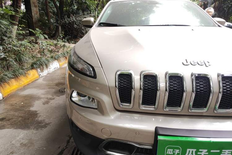 Used Jeep Cherokee 2016 2.4L Professional Edition Right Front Headlight