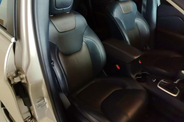 Used Jeep Cherokee 2016 2.4L Professional Smart Version Right Front Seat
