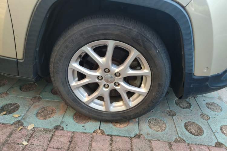 Used Jeep Cherokee 2016 2.4L Leading Edition Right Front Wheel Hub