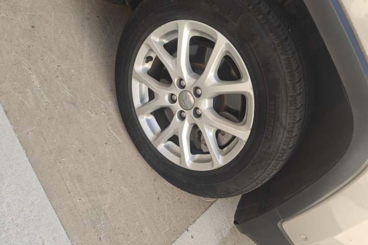 Used Jeep Cherokee 2016 2.4L Leading Edition Right Front Wheel Hub