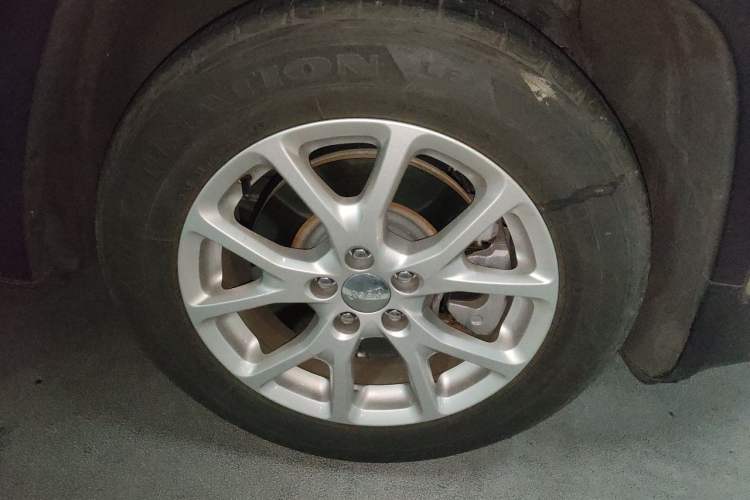 Used Jeep Cherokee 2016 2.4L Leading Smart Version Right Front Wheel Hub