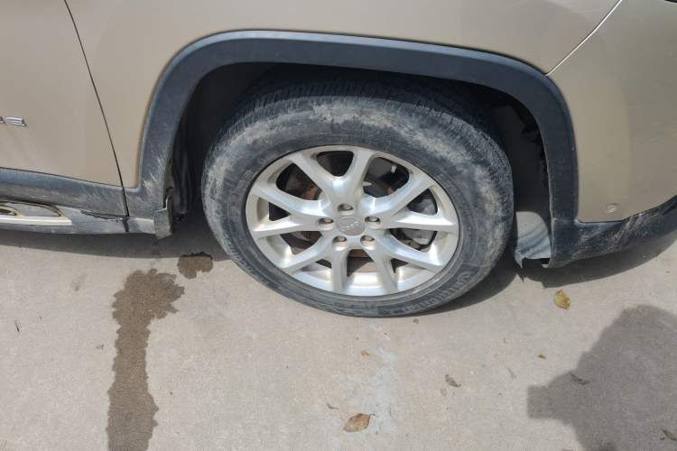 Used Jeep Cherokee 2016 2.0L Superior Edition Right Front Wheel Hub