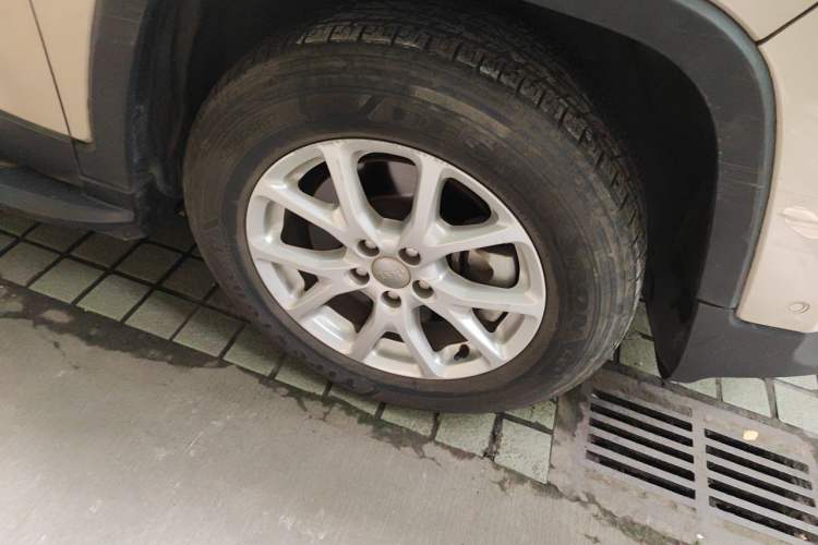 Used Jeep Cherokee 2016 2.4L Professional Edition Right Front Wheel Hub