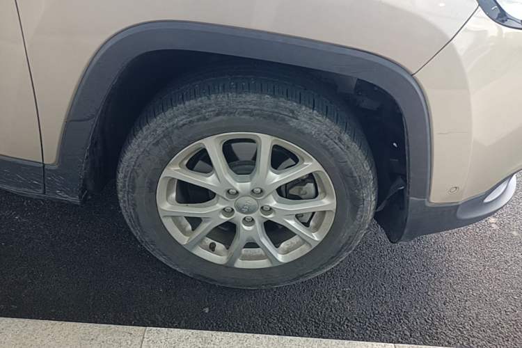 Used Jeep Cherokee 2016 2.0L Superior Edition Right Front Wheel Hub