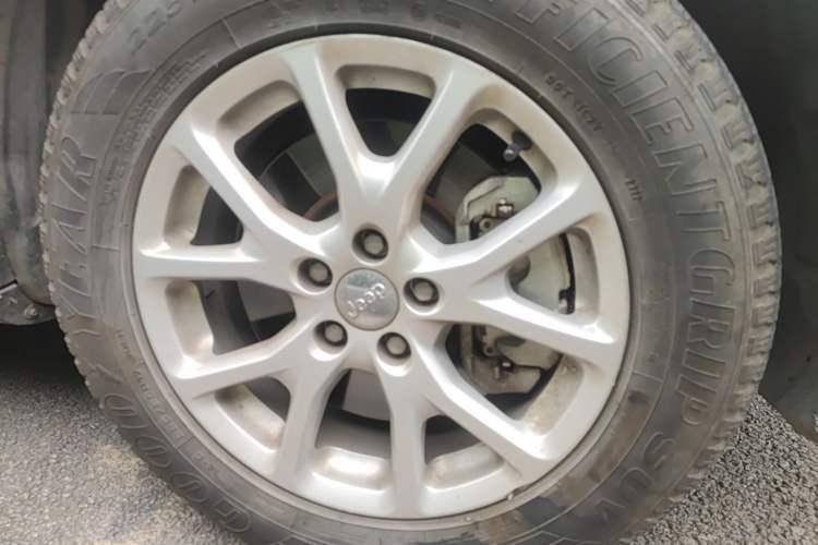 Used Jeep Cherokee 2016 2.4L Professional Smart Version Right Front Wheel Hub