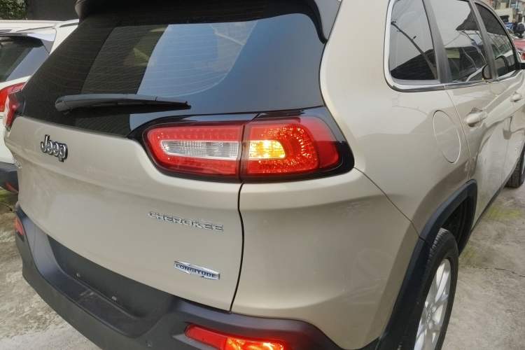 Used Jeep Cherokee 2016 2.4L Leading Edition Right Rear Taillight