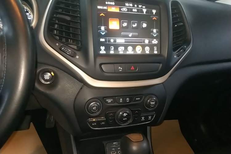 Used Jeep Cherokee 2017 2.0L Superior Edition Audio And AC Panel