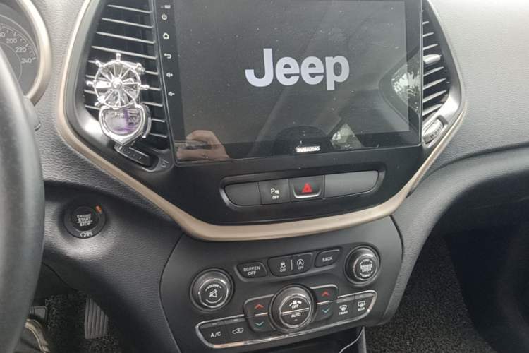 Used Jeep Cherokee 2017 2.4L Professional Edition Audio And AC Panel