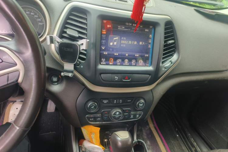 Used Jeep Cherokee 2017 2.0L Superior Edition Audio And AC Panel