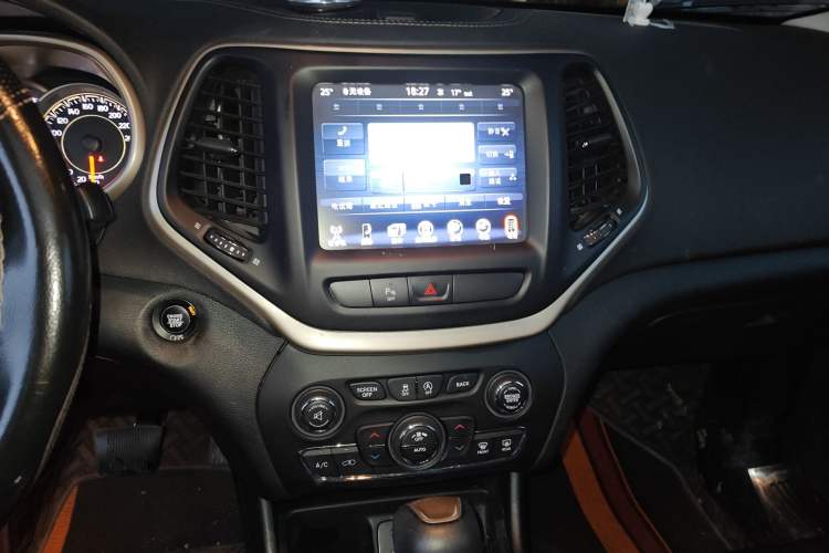 Used Jeep Cherokee 2017 2.0L Superior Edition Audio And AC Panel