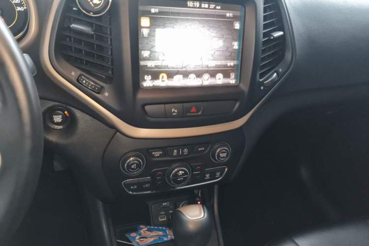 Used Jeep Cherokee 2017 2.0L Superior Edition Audio And AC Panel
