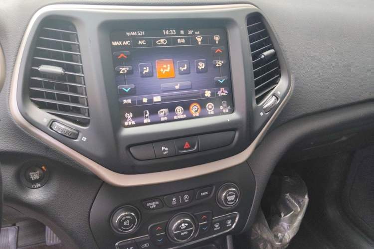Used Jeep Cherokee 2017 2.0L Superior Edition Audio And AC Panel