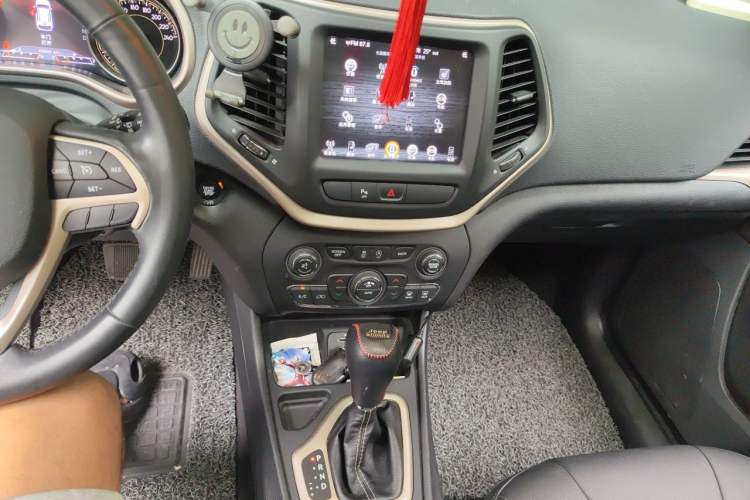 Used Jeep Cherokee 2017 2.4L Leading Smart Edition Audio And AC Panel