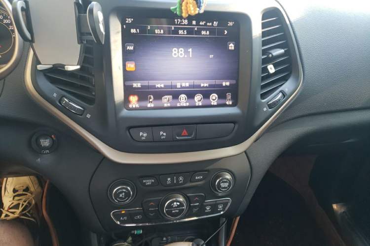 Used Jeep Cherokee 2017 2.4L Excellence Edition Audio And AC Panel