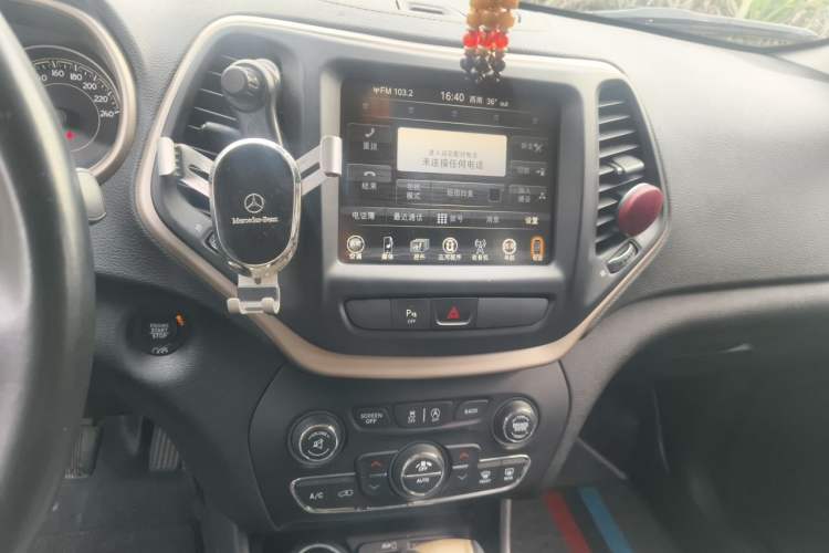 Used Jeep Cherokee 2017 2.4L Leading Smart Edition Audio And AC Panel