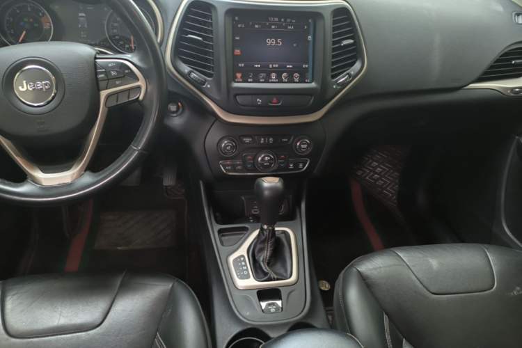 Used Jeep Cherokee 2017 2.4L Leading Smart Edition Audio And AC Panel