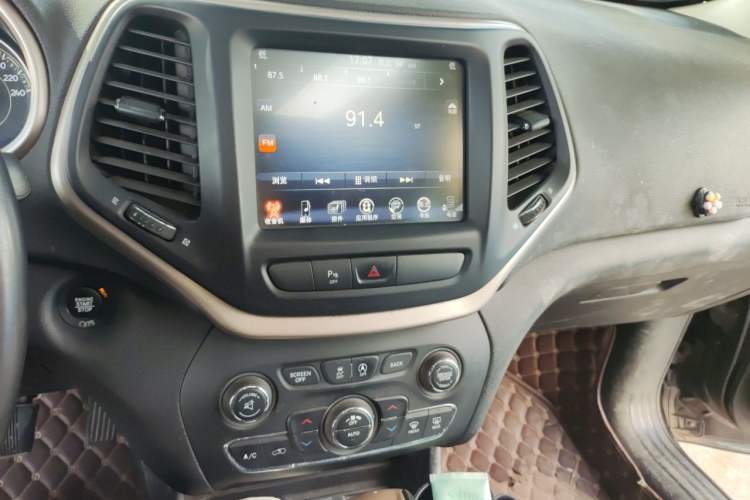 Used Jeep Cherokee 2017 2.0L Superior Edition Audio And AC Panel
