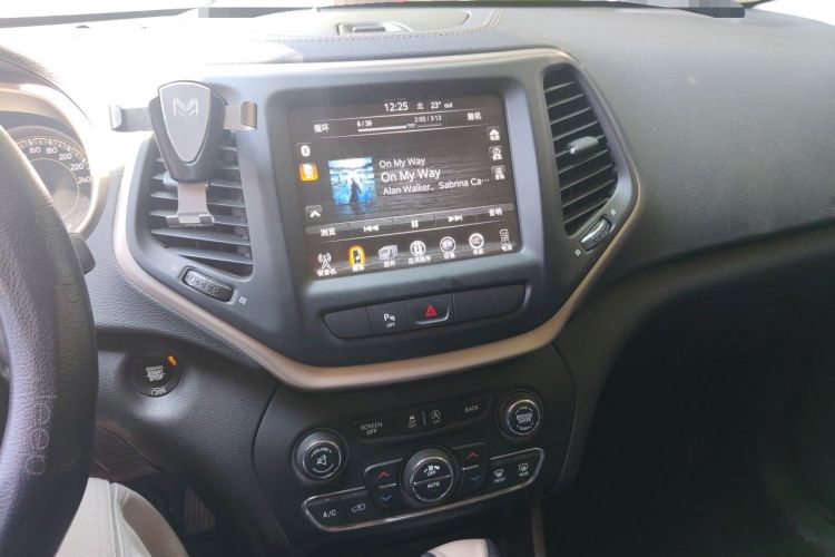 Used Jeep Cherokee 2017 2.4L Professional Smart Edition Audio And AC Panel