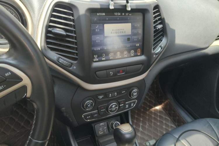 Used Jeep Cherokee 2017 2.4L Leading Smart Edition Audio And AC Panel