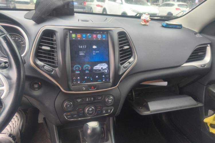 Used Jeep Cherokee 2017 2.4L Leading Smart Edition Audio And AC Panel