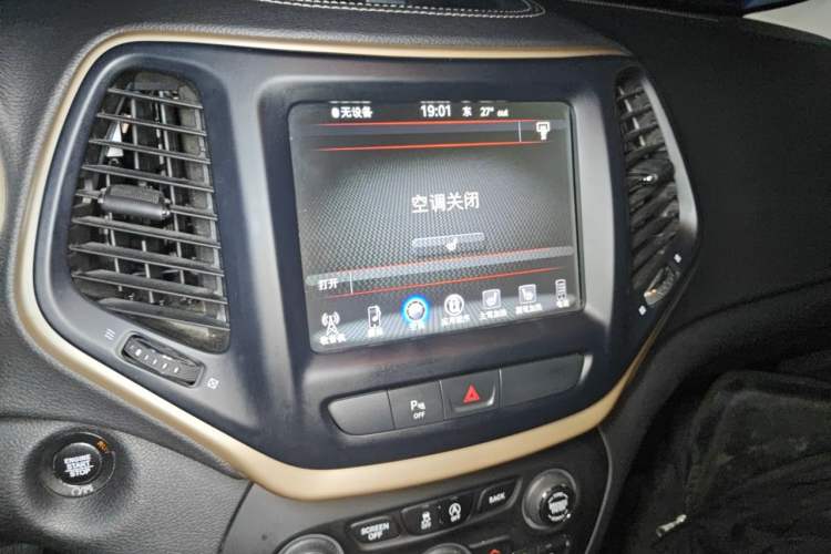 Used Jeep Cherokee 2017 2.0L Superior Edition Audio And AC Panel