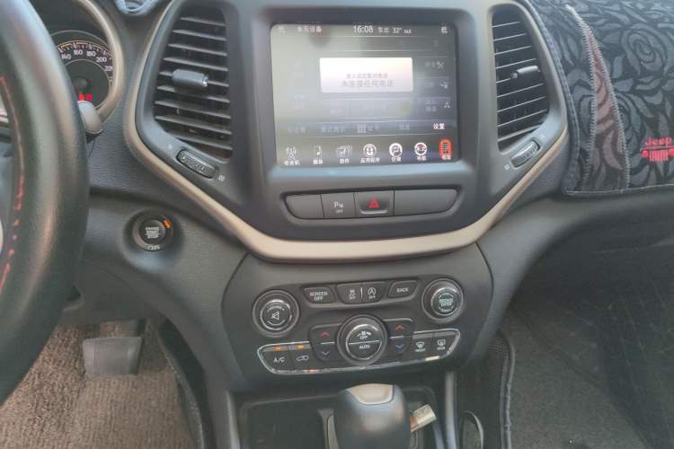 Used Jeep Cherokee 2017 2.0L Superior Edition Audio And AC Panel