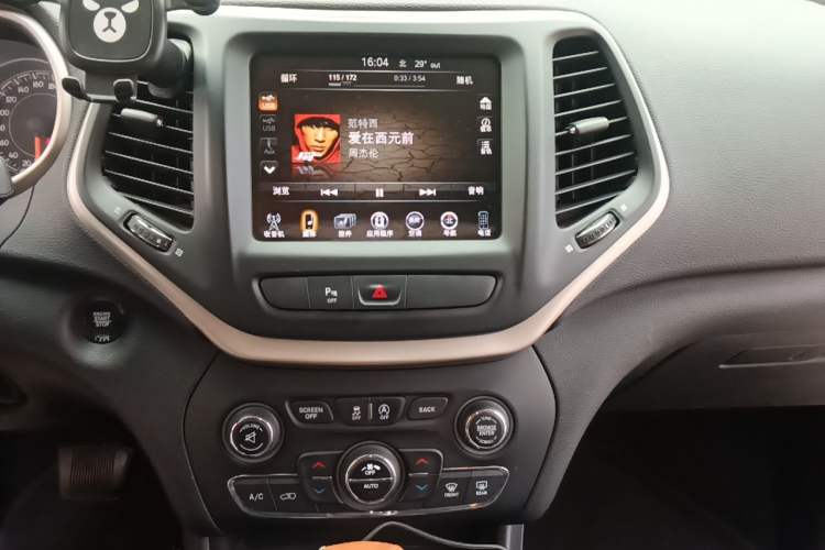 Used Jeep Cherokee 2017 2.0L Superior Edition Audio And AC Panel