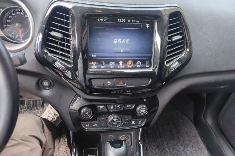 Used Jeep Cherokee 2017 2.4L Leading Smart Edition Audio And AC Panel