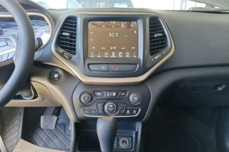 Used Jeep Cherokee 2017 2.0L Superior Edition Audio And AC Panel