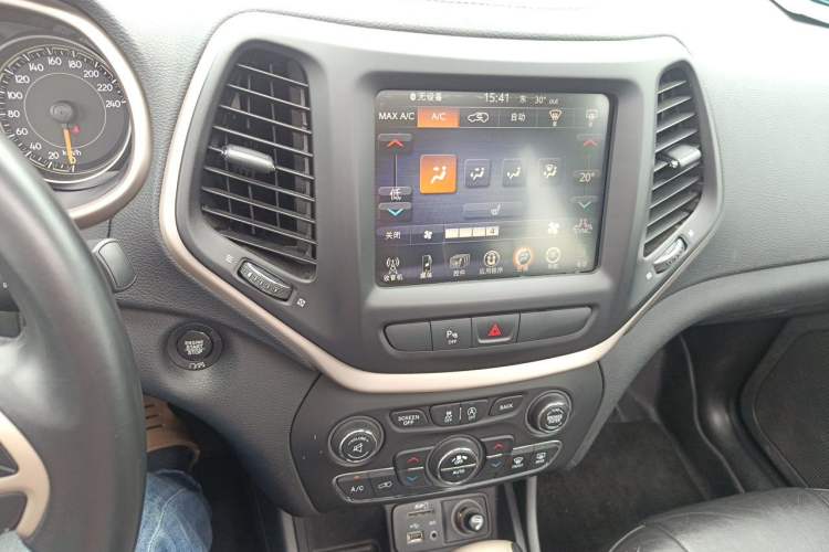Used Jeep Cherokee 2017 2.0L Superior Edition Audio And AC Panel