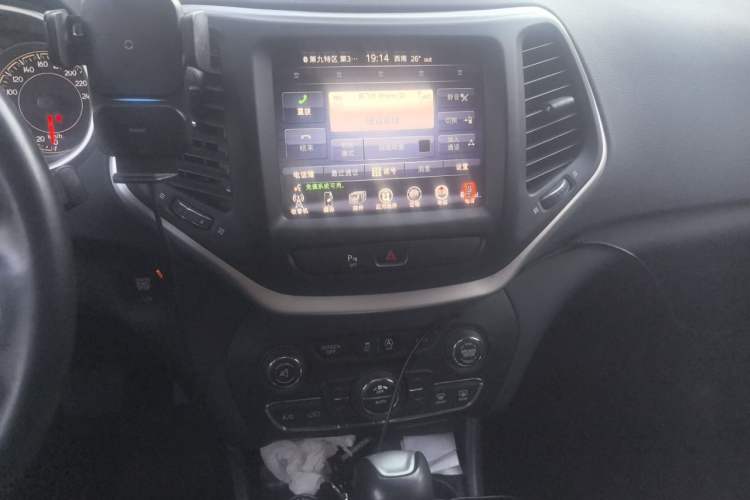 Used Jeep Cherokee 2017 2.4L Professional Smart Edition Audio And AC Panel