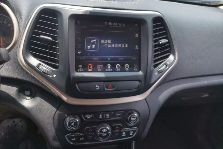 Used Jeep Cherokee 2017 2.0L Superior Edition Audio And AC Panel