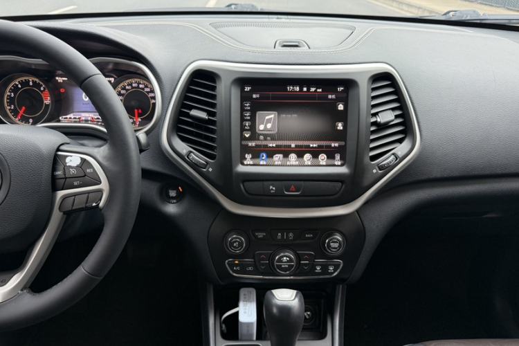 Used Jeep Cherokee 2017 2.4L Leading Smart Edition Audio And AC Panel