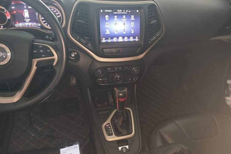Used Jeep Cherokee 2017 2.0L Superior Edition Audio And AC Panel