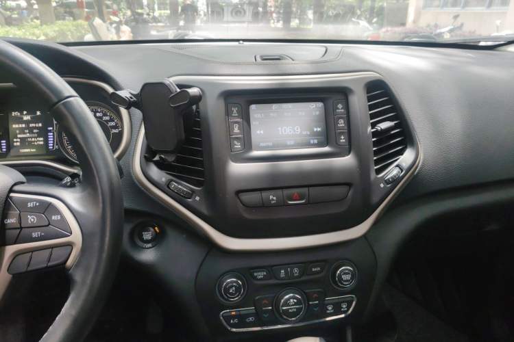Used Jeep Cherokee 2017 2.4L Leading Edition Audio And AC Panel