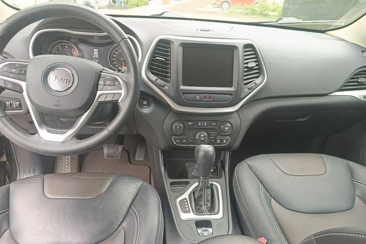 Used Jeep Cherokee 2017 2.0L Superior Edition Audio And AC Panel