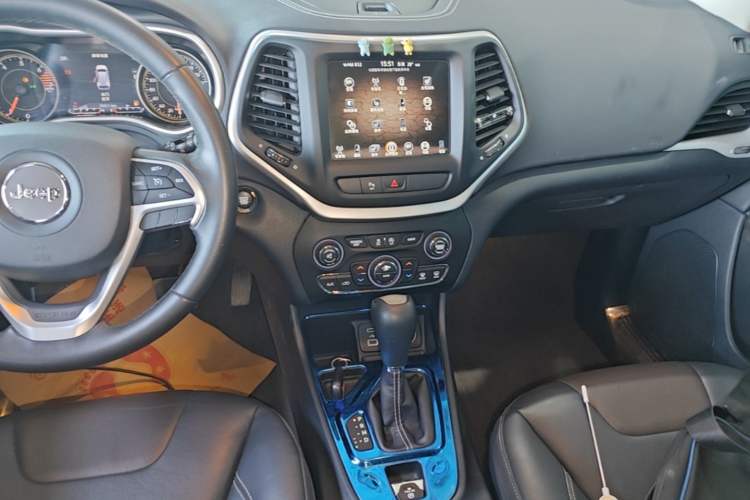Used Jeep Cherokee 2017 2.0L Superior Edition Audio And AC Panel