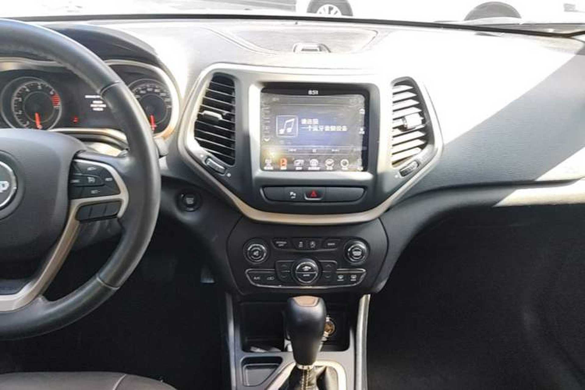 Used Jeep Cherokee 2017 2.0L Superior Edition Audio And AC Panel