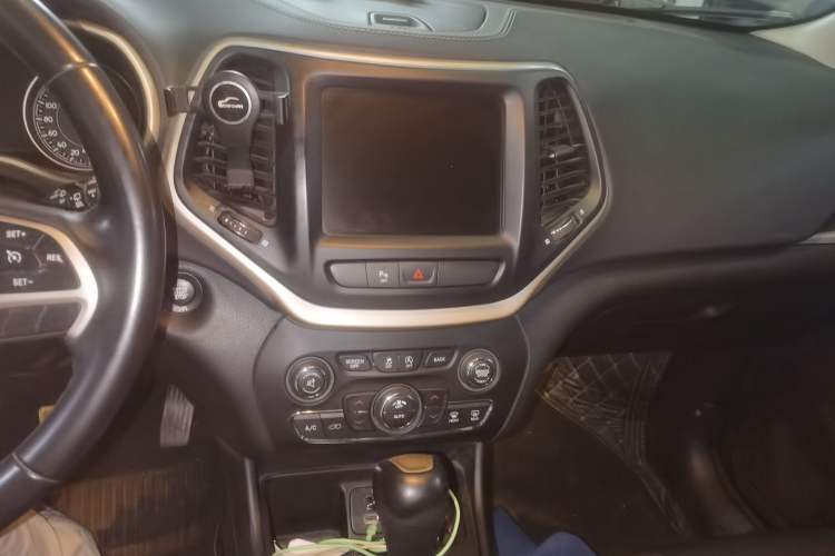 Used Jeep Cherokee 2017 2.0L Superior Edition Audio And AC Panel
