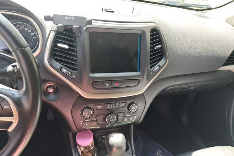 Used Jeep Cherokee 2017 2.4L Leading Smart Edition Audio And AC Panel