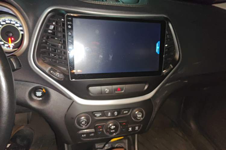 Used Jeep Cherokee 2017 2.4L Professional Edition Audio And AC Panel