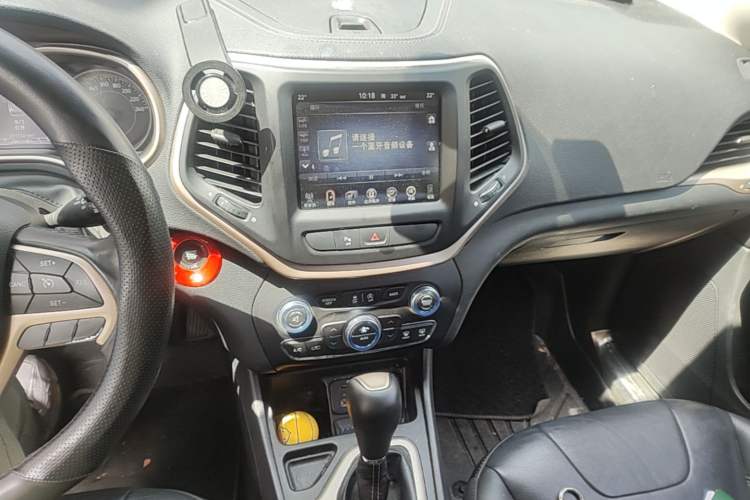 Used Jeep Cherokee 2017 2.4L Leading Smart Edition Audio And AC Panel