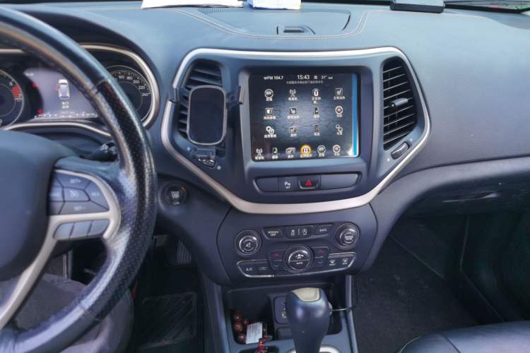 Used Jeep Cherokee 2017 2.0L Superior Edition Audio And AC Panel