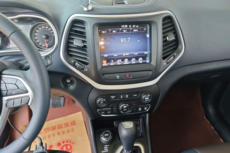 Used Jeep Cherokee 2017 2.4L Excellence Edition Audio And AC Panel