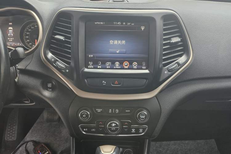 Used Jeep Cherokee 2017 2.0L Superior Edition Audio And AC Panel
