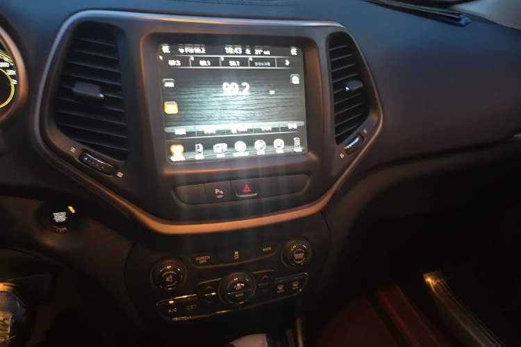 Used Jeep Cherokee 2017 2.0L Superior Edition Audio And AC Panel